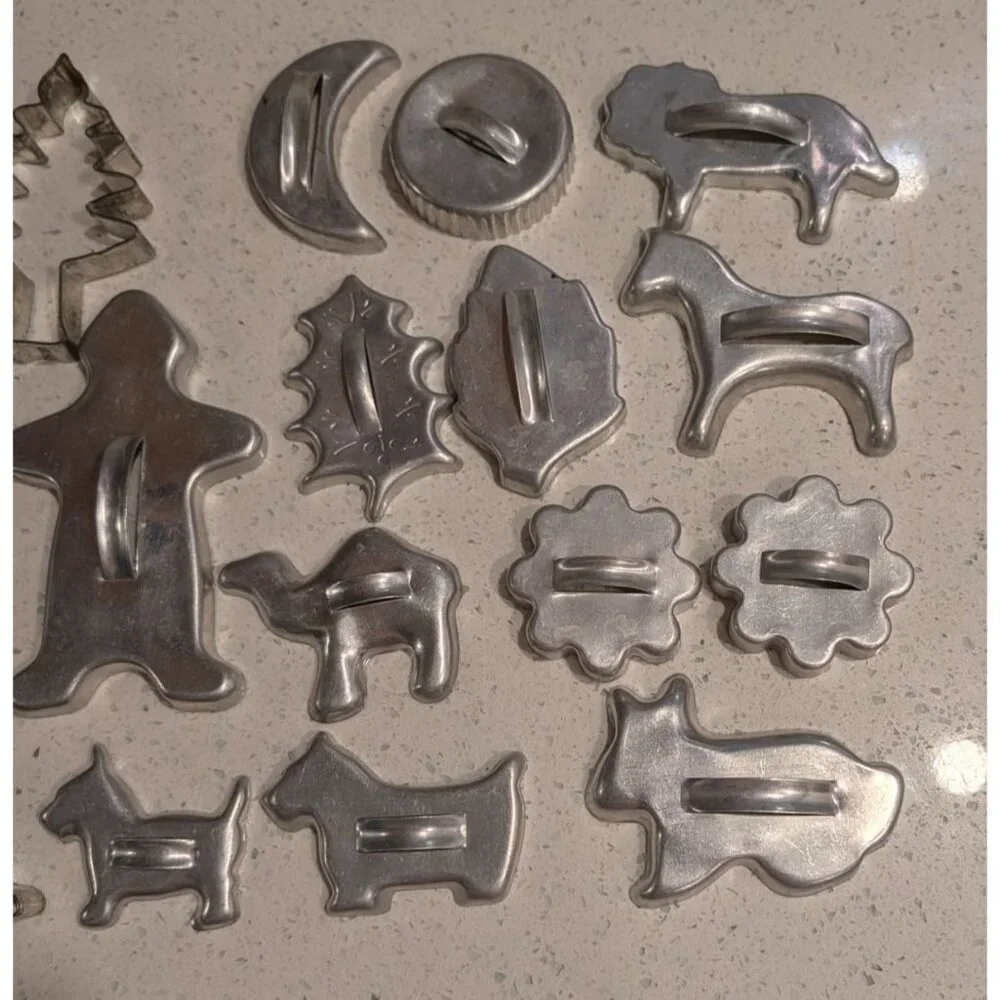 Vintage 1950s Assorted Metal Cookie Cutters Set Of 19 - Picture 13 of 16